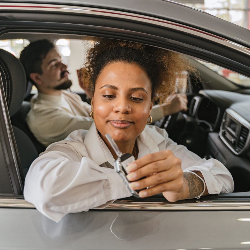 Una donna seduta in automobile tiene in mano le chiavi